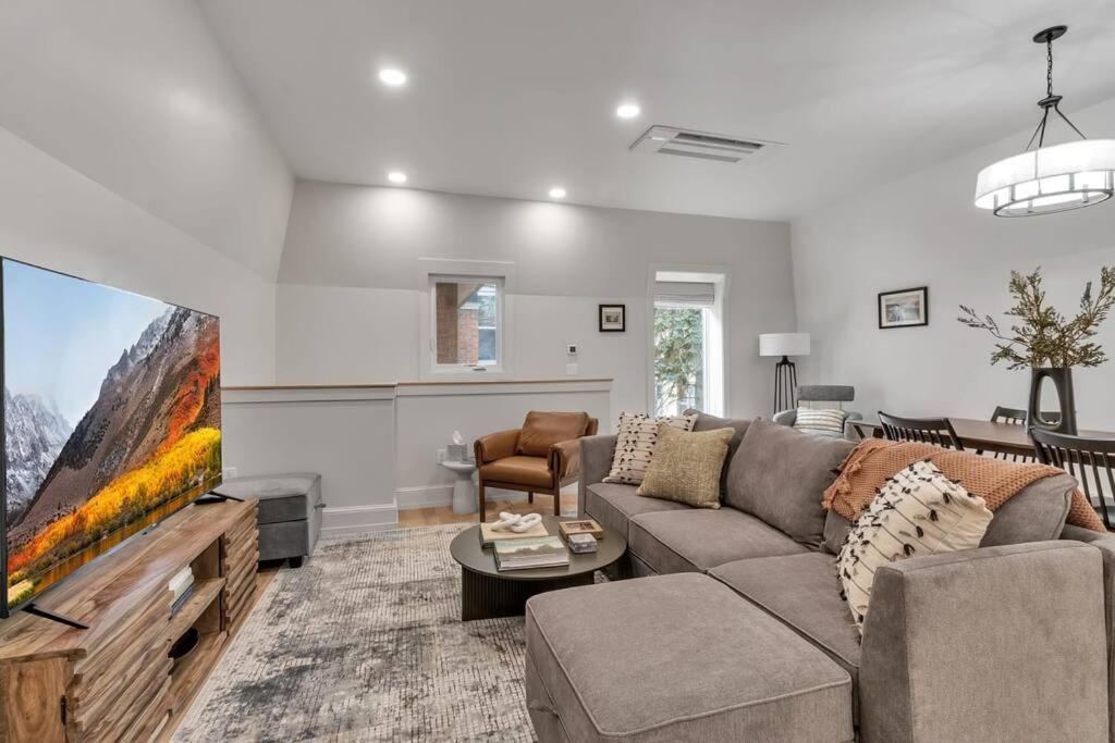 Carriage House Loft - King Bed And Garage Parking Apartamento Buffalo Exterior foto