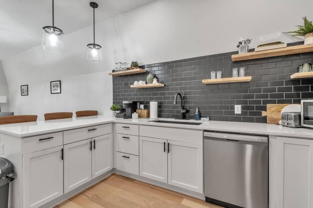 Carriage House Loft - King Bed And Garage Parking Apartamento Buffalo Exterior foto